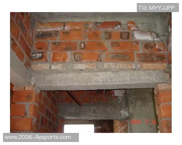 马兰头球攻门险些破门球擦门梁而过令人惋惜